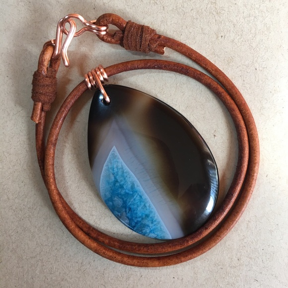 Jewelry - ❤️Gorgeous❤️ 16” Agate Leather Choker Necklace